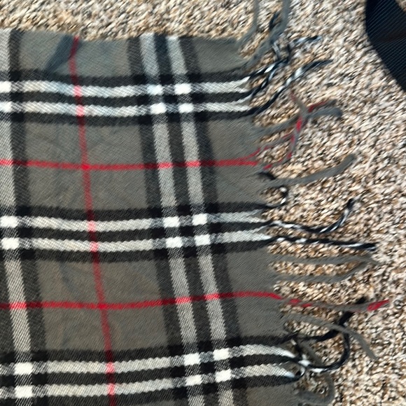 Burberry Gray , Black, and Red Checkered Scarf - Vintage Burberrys. - lambs wool - Picture 7 of 14